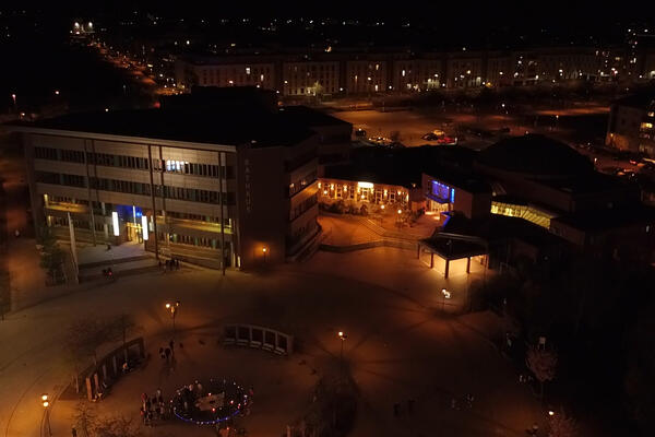 Europaplatz und Rathaus in Dietzenbach am Abend der Earth Hour 2022.
