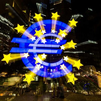 Bild vergrößern: Eurozeichen in Frankfurt am Main