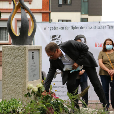 Bild vergrößern: Erster Stadtrat Dr. Lang legt in Gedenken an alle Opfer des 19. Februar eine Rose am Mahnmal nieder.