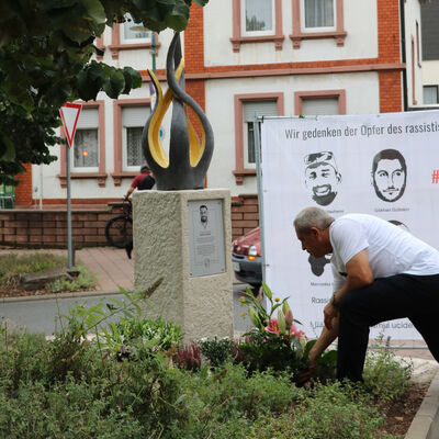 Bild vergrößern: Selahattin Gürbüz, Vater des Ermordeten Sedat Gürbüz legt eine Rose an der Gedenkstele nieder.