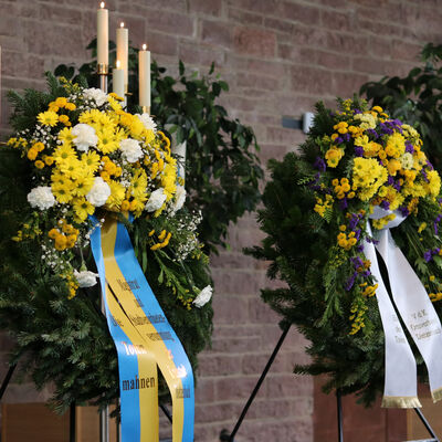 Bild vergrößern: Kränze und Blumen in der Trauerhalle
