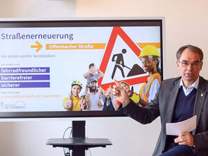 Bild vergrößern: Bürgermeister Dr. Dieter Lang erläutert die Baumaßnahmen zur Erneuerung der Offenbacher Straße.