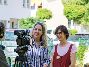 Bild vergrößern: Frau Wolf von der Seniorenarbeit und Frau Lyrhammer von der Kita 11 beantworten Fragen vor der Kamera