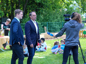 Bild vergrößern: Bürgermeister Dr. Dieter Lang und Erster Stadtrat René Bacher beantworten Fragen vor der laufenden TV-Kamera