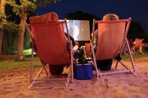 Bild vergrößern: Strandfeeling im Open-Air-Kino