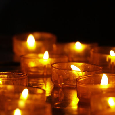 Kerzen zum Gedenken.