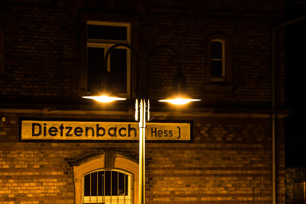 Beleuchtung am Bahnhof.