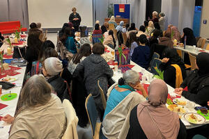 Bild vergrößern: Interessierte Frauen lauschten den Worten von Maud Möller, Leiterin des Bildungshauses, am Internationalen Frauentag im Bildungshaus.