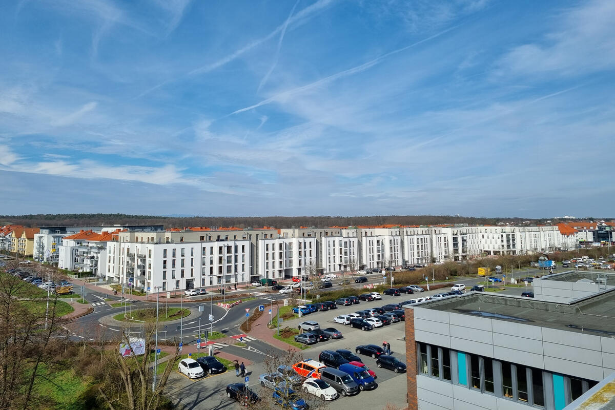 Blick vom Rathausdach auf das Wohnungsbauprojekt in Dietzenbach Mitte, entlang der Hauptachse Offenbacher Straße, entwickelt von der Firma Bonava. 