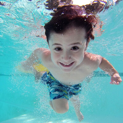 Bild vergrößern: Junge im Schwimmbad