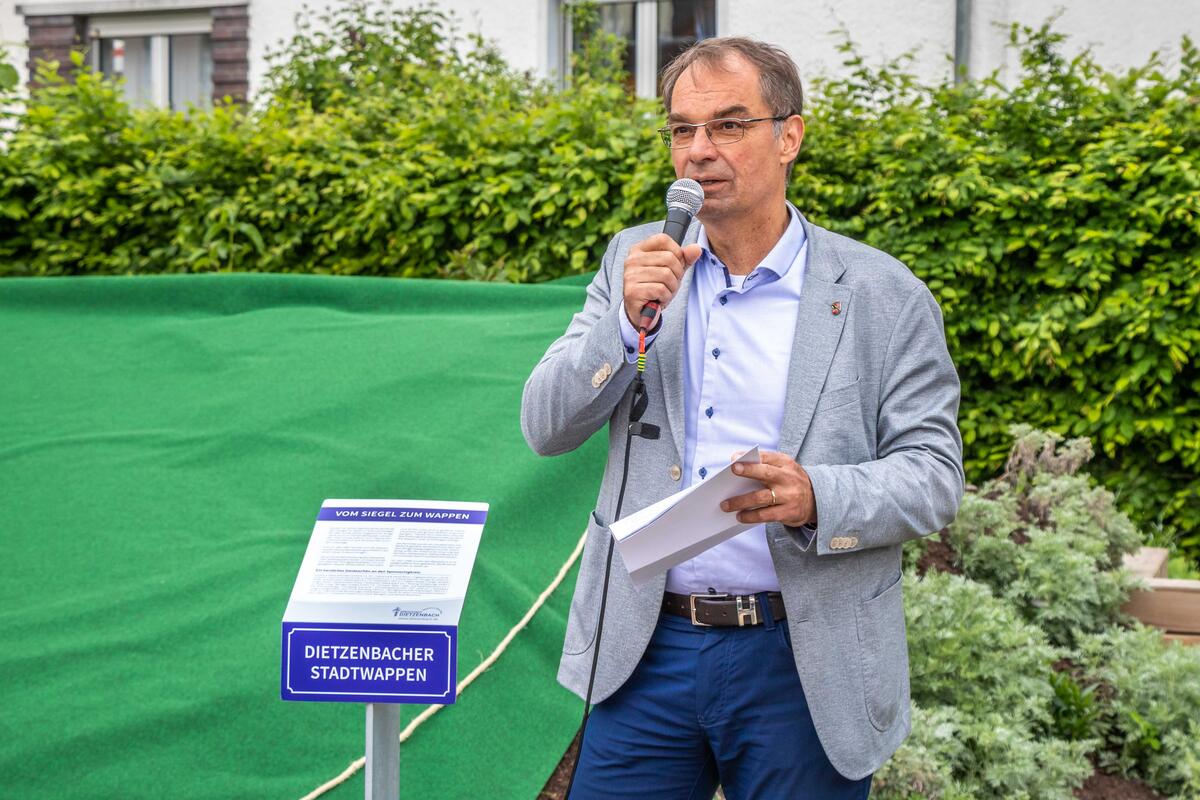 Bild vergrößern: Bürgermeister Dr. Dieter Lang bei seiner Rede.