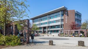 Bild vergr&ouml;&szlig;ern: Dietzenbacher Rathaus mit dem Europaplatz im Vordergrund.