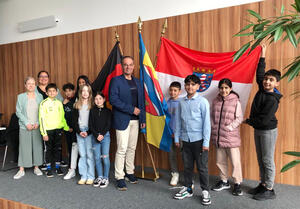 Bild vergrößern: Klassensprecherinnen und Klassensprecher der Regenbogenschule  zu Besuch bei Bürgermeister Dr. Lang im Rathaus.