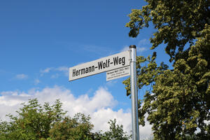 Bild vergrößern: Hermann-Wolf-Weg, Straßenschild