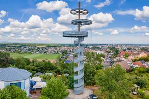 Bild vergrößern: Luftbildaufnahme des Dietzenbacher Aussichtsturms mit Blick auf die Stadt