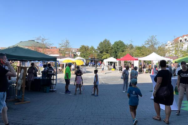 Viele Menschen, Erwachsene und Kinder, beim Fest der Vereine auf dem Europaplatz in Dietzenbach