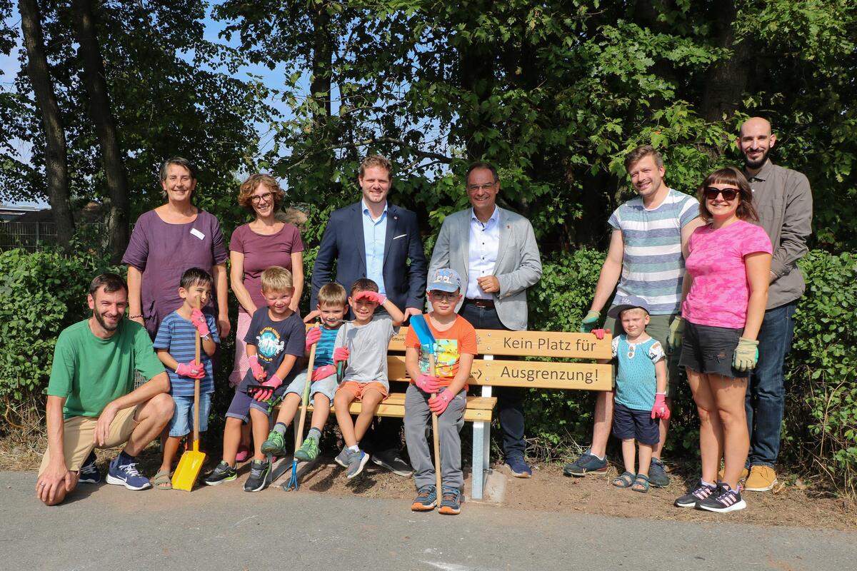 Erster Stadtrat René Bacher, Bürgermeister Dr. Dieter Lang gemeinsam mit Fachkräften und Kindern der Kita 11.