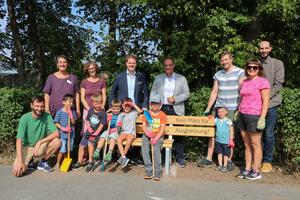 Bild vergrößern: Erster Stadtrat René Bacher, Bürgermeister Dr. Dieter Lang gemeinsam mit Fachkräften und Kindern der Kita 11.