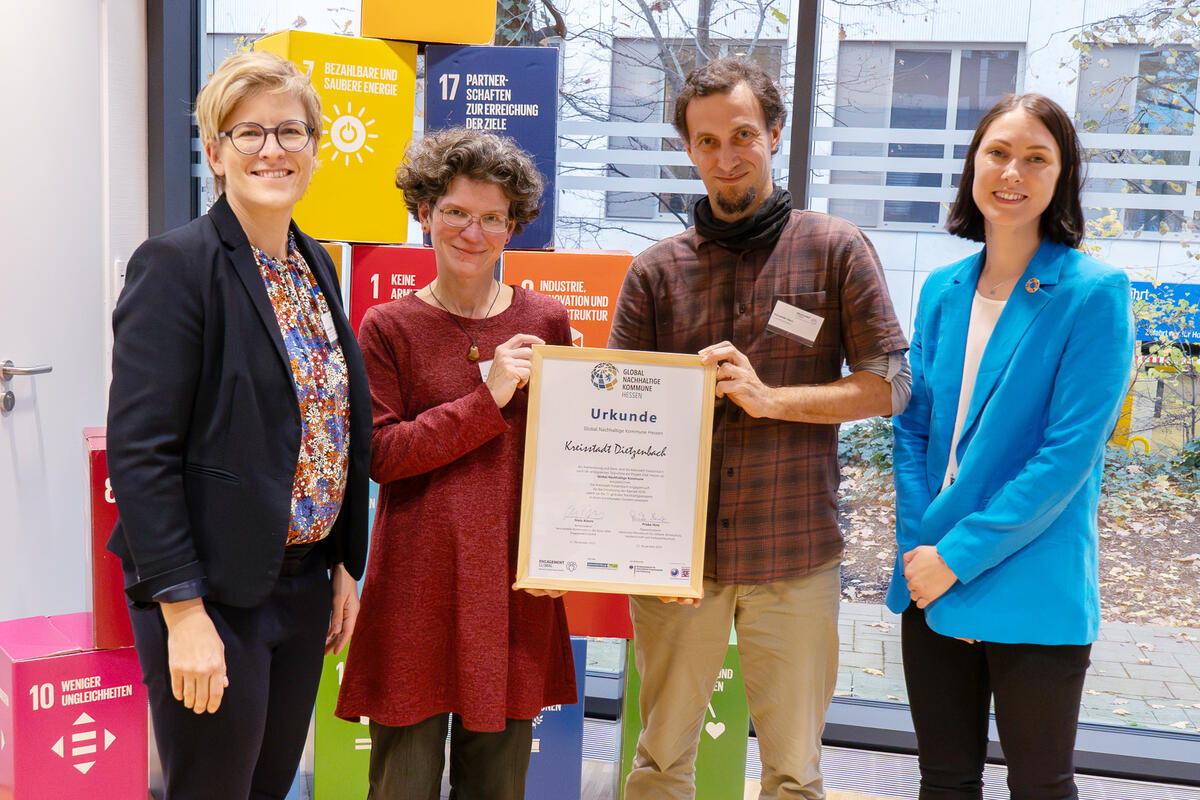 Klimaschutzmanagerin Dr. Sigita Urdze und Klimaanpassungsmanager Alexander Haus haben in Wiesbaden die Urkunde zum Projekt »Global Nachhaltige Kommune« für die Kreisstadt Dietzenbach entgegengenommen.