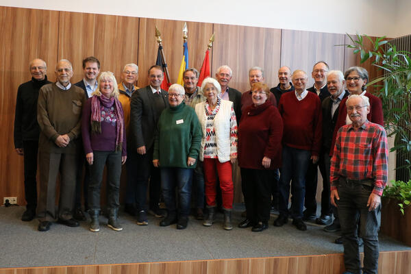 Bürgermeister Dr. Dieter Lang und Erster Stadtrat René Bacher mit dem gesamten Seniorenbeirat am Tag seiner konstituierenden Sitzung.