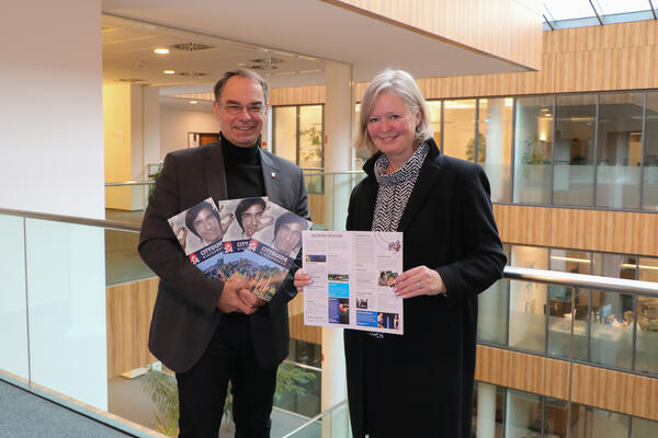 Zwei Personen, Dietzenbachs Bürgermeister Dr. Dieter Lang und die Herausgeberin Friederike Mühleck, halten die neuen Ausgaben des Cityguide Dietzenbach in die Kamera.