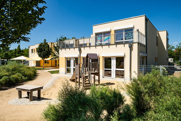 Bild vergr&ouml;&szlig;ern: Au&szlig;enansicht der Kindertagesst&auml;tte Kinderland in Dietzenbach