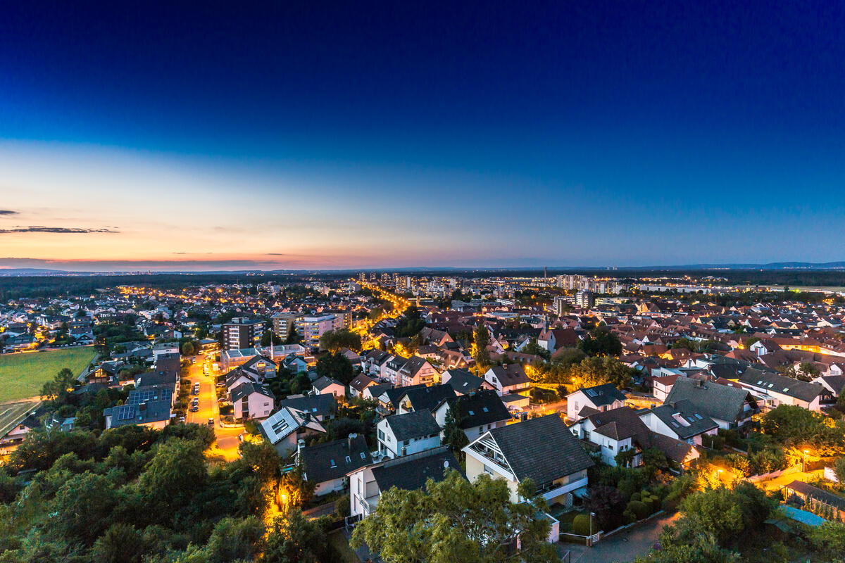 Bild vergrößern: Blick vom Aussichtsturm über das abendliche Dietzenbach.