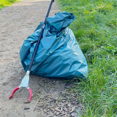 Bild vergr&ouml;&szlig;ern: M&uuml;llsack und -zange beim Aktionstag "Sauberhaftes Dietzenbach".