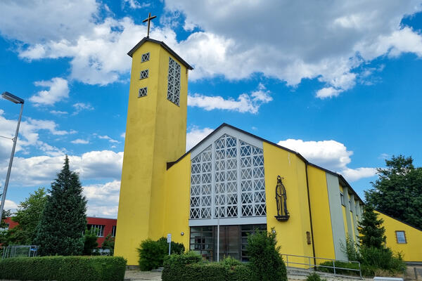Bild vergrößern: Außenansicht auf die gelbe, katholische St. Martin Kirche