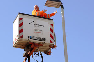 Bild vergr&ouml;&szlig;ern: Karsten Seibert, Leiter der Elektroabteilung der St&auml;dtischen Betriebe Dietzenbach, ganz nah an den wiederverwendeten Leuchten im Industriegebiet der Kreisstadt.