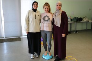 Bild vergr&ouml;&szlig;ern: Drei Frauen nebeneinander, zwei davon mit Kopftuch, eine steht barfu&szlig; auf einem Spielger&auml;t.
