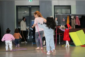 Bild vergr&ouml;&szlig;ern: Kinder laufen mit Seilen durch einen Raum