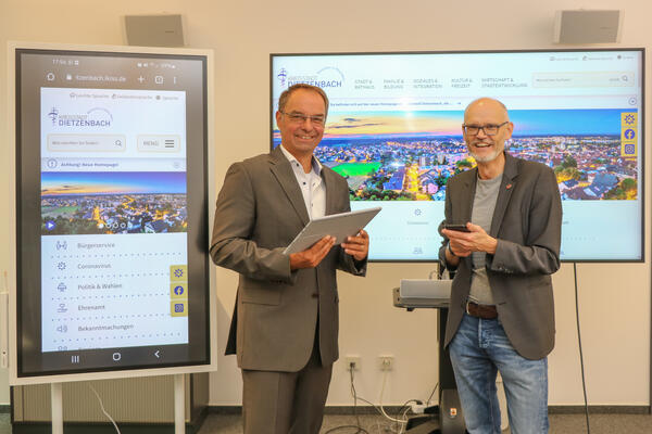 Bürgermeister Dr. Dieter Lang und Webmaster Ralf Spiegel präsentieren die neue Homepage