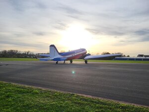 Bild vergr&ouml;&szlig;ern: Ein Kleinflugzeug steht auf einer Startbahn.
