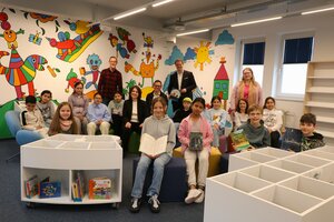Bild vergr&ouml;&szlig;ern: Einen ersten Einblick in die neue Kinderbibliothek der Dietzenbacher Stadtb&uuml;cherei erhielten Sch&uuml;lerinnen und Sch&uuml;ler der Dietrich-Bonhoeffer-Schule, gemeinsam mit B&uuml;cherei-Leiterin Carina Dony  sowie ihrem Stellvertreter Daniel Windm&uuml;ller, Fachbereichsleiter Tim Kath, Erstem Stadtrat Ren&eacute; Bacher und ihrer Lehrerin Olga Friesen-Eck.