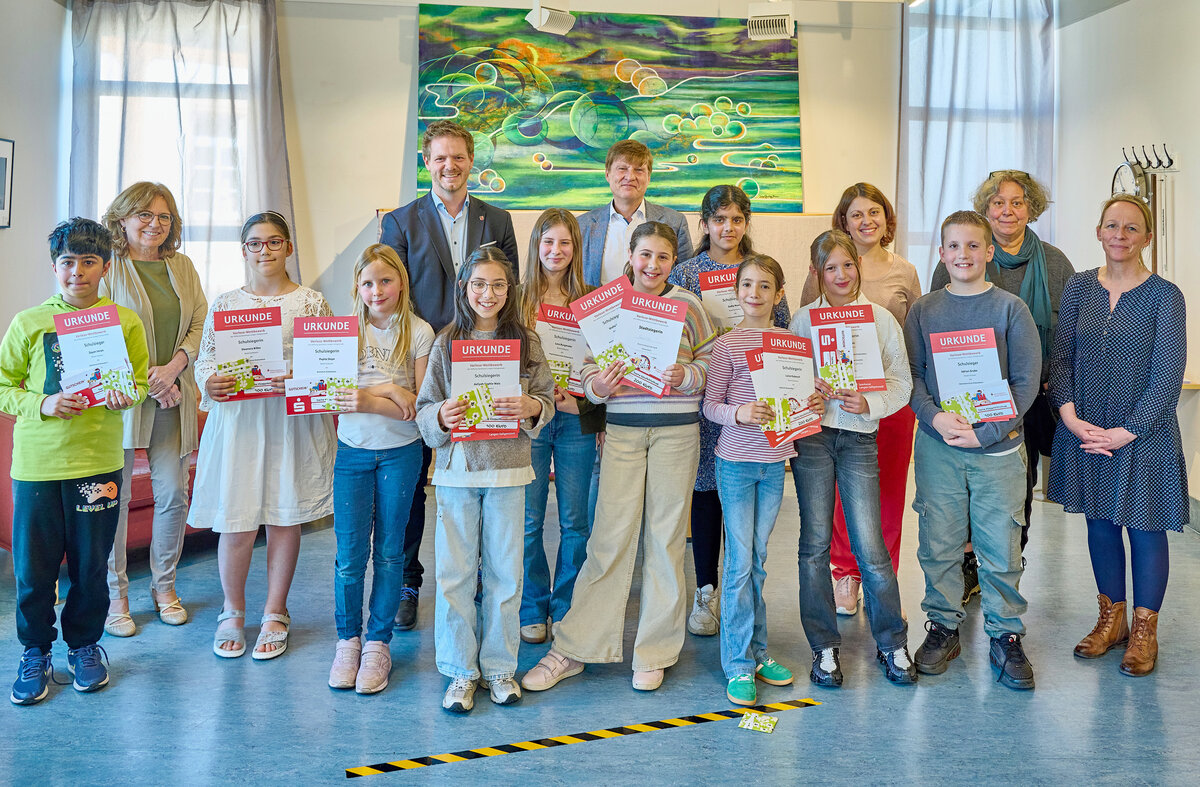 Erfolgreiche Schul- und Stadtsieger beim Vorlesewettbewerb der Stiftung Sparkasse Langen-Seligenstadt in der Dietzenbacher Stadtb&uuml;cherei. Im Bild zu sehen, die beiden Stadtsiegerinnen Giulia Vigorito und Luise Kubesch, Susanne Beez (Stiftung Sparkasse Langen-Seligenstadt), Erster Stadtrat Ren&eacute; Bacher, Volker K&auml;pernick (Staatliches Schulamt Hessen), Carina Dony (B&uuml;chereileiterin), Ulrike Berns (F&ouml;rderverein der Stadtb&uuml;cherei Dietzenbach e.V.) und Anja Knau&szlig; (Leiterin Wallschule Langen/Moderation).