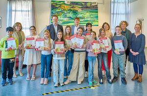 Bild vergr&ouml;&szlig;ern: Erfolgreiche Schul- und Stadtsieger beim Vorlesewettbewerb der Stiftung Sparkasse Langen-Seligenstadt in der Dietzenbacher Stadtb&uuml;cherei. Im Bild zu sehen, die beiden Stadtsiegerinnen Giulia Vigorito und Luise Kubesch, Susanne Beez (Stiftung Sparkasse Langen-Seligenstadt), Erster Stadtrat Ren&eacute; Bacher, Volker K&auml;pernick (Staatliches Schulamt Hessen), Carina Dony (B&uuml;chereileiterin), Ulrike Berns (F&ouml;rderverein der Stadtb&uuml;cherei Dietzenbach e.V.) und Anja Knau&szlig; (Leiterin Wallschule Langen/Moderation).