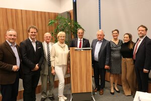 Bild vergr&ouml;&szlig;ern: Magistrat der Kreisstadt Dietzenbach ab 2026 (v.r): Marcel Jung (CDU), Ivana Medvidovic (Die Linke), Andrea Wacker-Hempel (Gr&uuml;ne), Helmut Butterweck (CDU), B&uuml;rgermeister Dr. Dieter Lang, Jutta Ludolph (SPD), Christoph Seumel (SPD) und Erster Stadtrat Ren&eacute; Bacher; links Stadtverordnetenvorsteher Stephan Gieseler