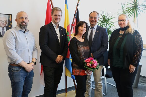 Nach &uuml;ber 40 Jahren Verwaltungsdienst dankbar und mit vielen positiven Erinnerungen im Gep&auml;ck: Anita H&ouml;reth verabschiedet sich in den Ruhestand. Neben ihr B&uuml;rgermeister Dr. Dieter Lang und Leiterin der Stabsstelle Integration und Fl&uuml;chtlinge Sonja Hoffmann, sowie Fachbereichsleiter Sicherheit und Ordnung Markus Hockling und Erster Stadtrat Ren&eacute; Bacher.