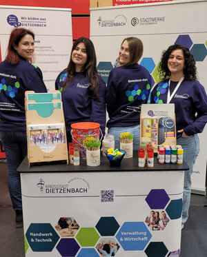 Bild vergr&ouml;&szlig;ern: Neue Sweatshirts sorgten f&uuml;r einen einheitlichen und professionellen Auftritt auf der Messe.