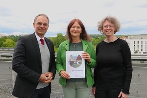 Bild vergr&ouml;&szlig;ern: Pr&auml;sentieren das kommunale Bodenschutzkonzept der Kreisstadt Dietzenbach: B&uuml;rgermeister Dr. Dieter Lang mit den Projektverantwortlichen Carmen Hauser (Abteilung Umwelt) und Dr. Tanja Langhans (Klimaschutz).