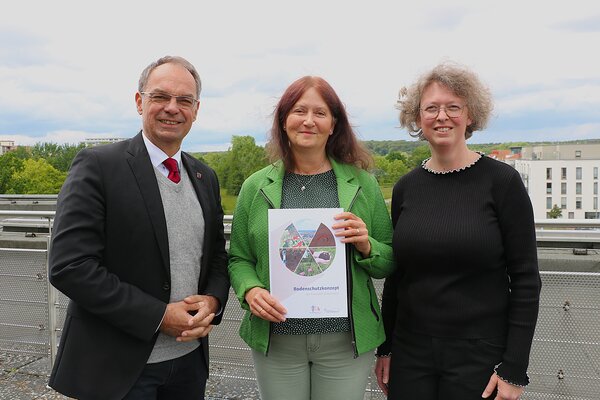 Pr&auml;sentieren das kommunale Bodenschutzkonzept der Kreisstadt Dietzenbach: B&uuml;rgermeister Dr. Dieter Lang mit den Projektverantwortlichen Carmen Hauser (Abteilung Umwelt) und Dr. Tanja Langhans (Klimaschutz).