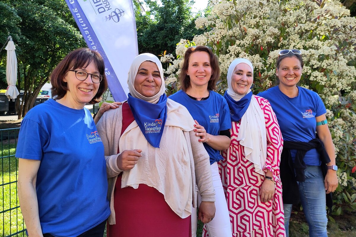 Das Gruppenbild zeigt Heike Lacey (AWO Tageszwerge) und Koordinatorin Liliya W&ouml;lfle mit den Dietzenbacher Tagesm&uuml;ttern Zeynep Karabalci, Touria Bouhamid und Anne Hochg&uuml;rtel, rechts.