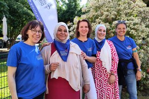 Bild vergr&ouml;&szlig;ern: Das Gruppenbild zeigt Heike Lacey (AWO Tageszwerge) und Koordinatorin Liliya W&ouml;lfle mit den Dietzenbacher Tagesm&uuml;ttern Zeynep Karabalci, Touria Bouhamid und Anne Hochg&uuml;rtel, rechts.