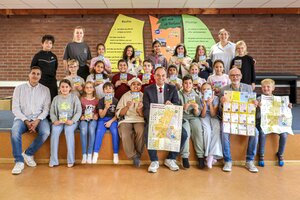 Bild vergr&ouml;&szlig;ern: Die Sch&uuml;lerinnen und Sch&uuml;ler der Klasse 3e halten den Kinderstadtplan in den H&auml;nden.