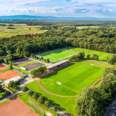 Bild vergr&ouml;&szlig;ern: Luftbild des Dietzenbacher Waldstadions mit Rasen- und Tennispl�tzen.