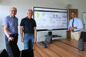 Bild vergr&ouml;&szlig;ern: Ein Modellprojekt zahlt sich aus - gemeinsamer Blick auf die Datenlage: &Uuml;ber &raquo;Smarte Infrastruktur LED-Stra&szlig;enbeleuchtung&laquo; in Dietzenbach informierte B&uuml;rgermeister Dr. Dieter Lang gemeinsam mit Dr. Karsten McGovern (Gesch&auml;ftsf&uuml;hrer LandesEnergieAgentur LEA Hessen), und Matthias Weis (Gesch&auml;ftsf&uuml;hrer [ui!] Urban Lighting Innovations GmbH.