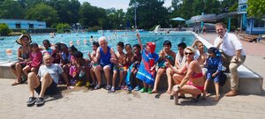 Bild vergr&ouml;&szlig;ern: Die Sport-Coaches der Kreisstadt Dietzenbach, Katerina Tsiapalioka und Ralf Schmidt, haben in den Sommerferien einen Schwimmkurs im Waldschwimmbad f&uuml;r Kinder aus finanziell benachteiligten Familien veranstaltet. Zu Besuch war auch Erster Stadtrat und Sozialdezernent Ren&eacute; Bacher.