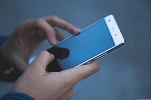 Bild vergr&ouml;&szlig;ern: Interaktion mit einem Smartphone