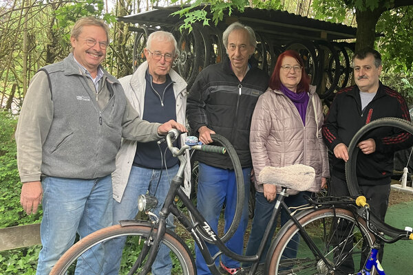 Stolz auf das Erfolgsprojekt &raquo;Fahrradwerkstatt&laquo;: J&uuml;rgen Jancke (Leiter der Fahrradwerkstadt), Heinrich Zier, Udo Lehr, Abdullah Krabeli (Mitarbeiter der Fahrradwerkstatt) und Gertrud R&ouml;hner (Zusammenleben der Kulturen in Dietzenbach e.V.)&laquo;